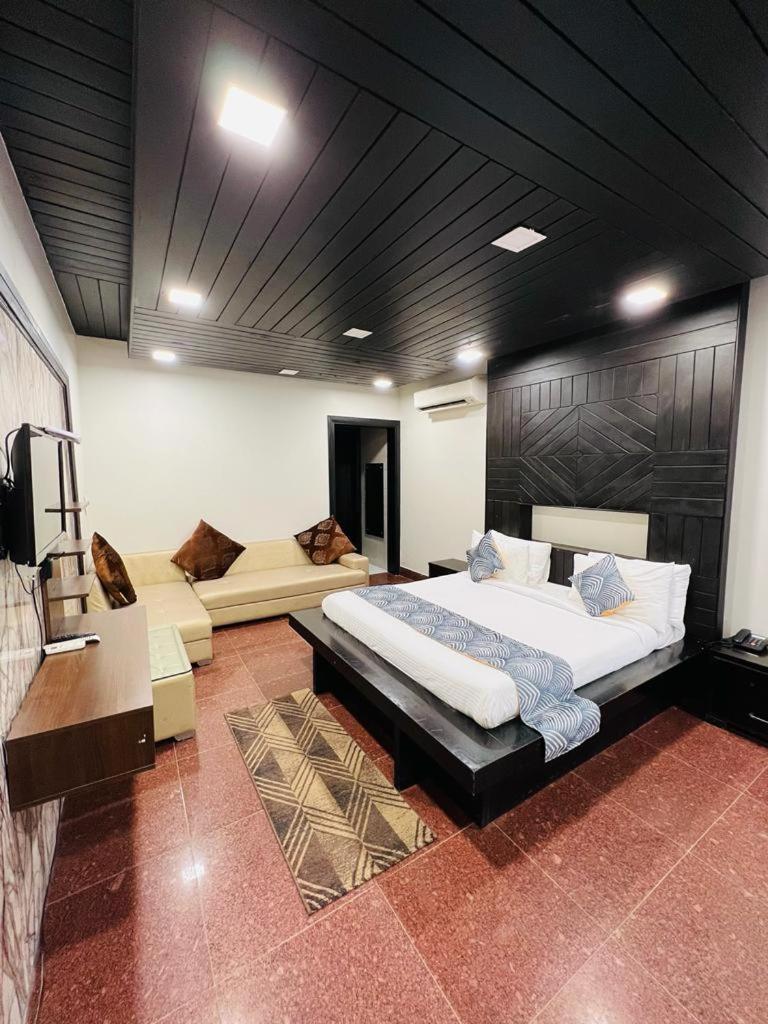 Namanbagh Hotel Алвар Екстериор снимка